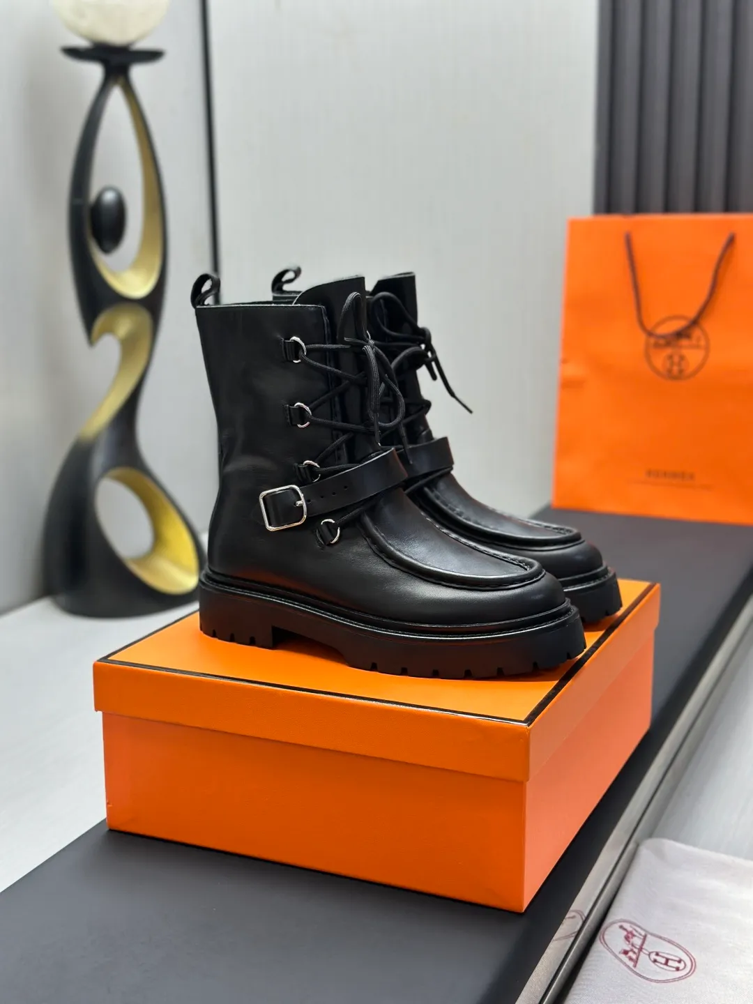 👟👟Ex-factory price 820👟👟 Hermes Martin boots fe new arrival~ Autumn and winter new Bouncing Martin boots casual shoes, the most comfortable shoes from Hermès, no one else⃣️, very light on the feet and good-looking, you will not feel tired when you go shopping and running around👍 The cowhide stitching feels good, very beautiful and versatile, very light and comfortable Hermès GD9321 is perfect for both sports and leisure. It feels great when you step on it! ✔️Fabric: Imported cowhide ✔️Inner lining: Imported silk sheepskin for lining insoles ✔️Outsole: Seamless combination of IP+TPU (multi-color letters) German technology irradiation machine ✔️Size: #35-40 code 🎁Top quality, simultaneous full set of packaging